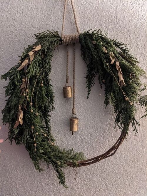 Faça seus próprios enfeites de Natal com materiais reciclados, como jornais, rolos de papel higiênico e tampinhas de garrafa. É uma atividade divertida para toda a família, e os enfeites artesanais têm um charme único que não pode ser comprado em lojas.