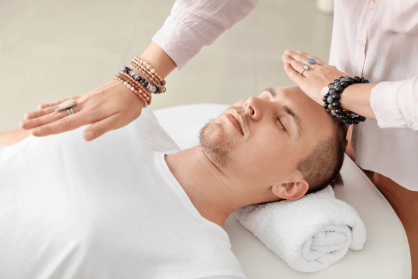 Reiki: o que é, para que serve e onde surgiu 600 400